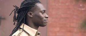 Nach vorne. Eugene Boateng ist erst 36, aber den Deutschen Schauspielpreis hat er schon gewonnen, für seine Hauptrolle im Kinofilm „Borga“. Der gebürtige Düsseldorfer und Sohn ghanaischer Eltern ist nicht nur in seinen Rollen vielseitig, sondern auch als Künstler: Er arbeitet als Choreograf, als Tänzer und gelegentlich als Model. Am Donnerstag startet er als Kommissar Antoine Haller im neuen Flensburg-Krimi der ARD. 
