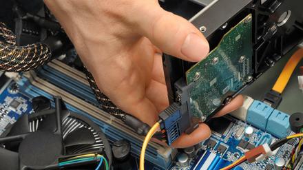 Fehlen Mitarbeiter im IT-Bereich, bekommen das Unternehmen aller Wirtschaftszweige zu spüren. 