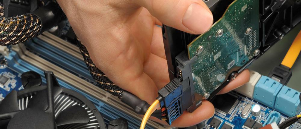 Fehlen Mitarbeiter im IT-Bereich, bekommen das Unternehmen aller Wirtschaftszweige zu spüren. 