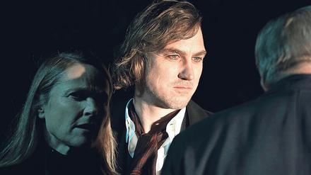 Da geht’s zur Bibliothek. Die Verdächtigen Inga Muthesius (Karoline Eichhorn), Paul Muthesius (Lars Eidinger) und Ermittler Felix Murot (Ulrich Tukur, r.).