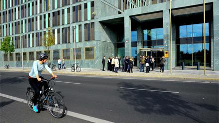 Außenaufnahme des Ministeriums mit vorbeifahrendem Radfahrer.