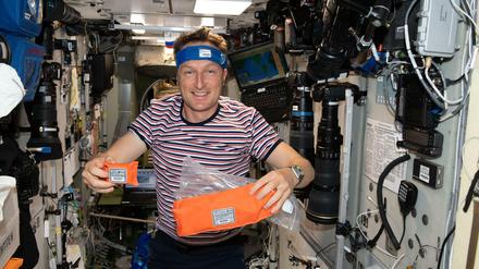 Eine von Matthias Maurers ersten Aufgaben während seiner Cosmic Kiss-Mission war die Verteilung neuer Strahlungsmonitore.