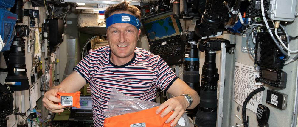 Eine von Matthias Maurers ersten Aufgaben während seiner Cosmic Kiss-Mission war die Verteilung neuer Strahlungsmonitore.