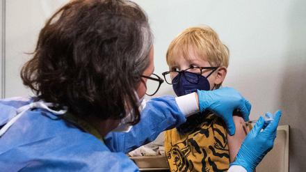 In Wien wird ein Junge gegen das Coronavirus geimpft.