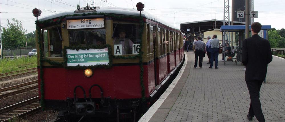 20 Jahre Ringbahn: Am 15. Juni 2002 wird der Ring nach 41 Jahren Unterbrechung zwischen Westhafen und Gesundbrunnen wieder geschlossen. Zur Feier fährt ein Sonderzug ("Stadtbahner") ab Ostkreuz.