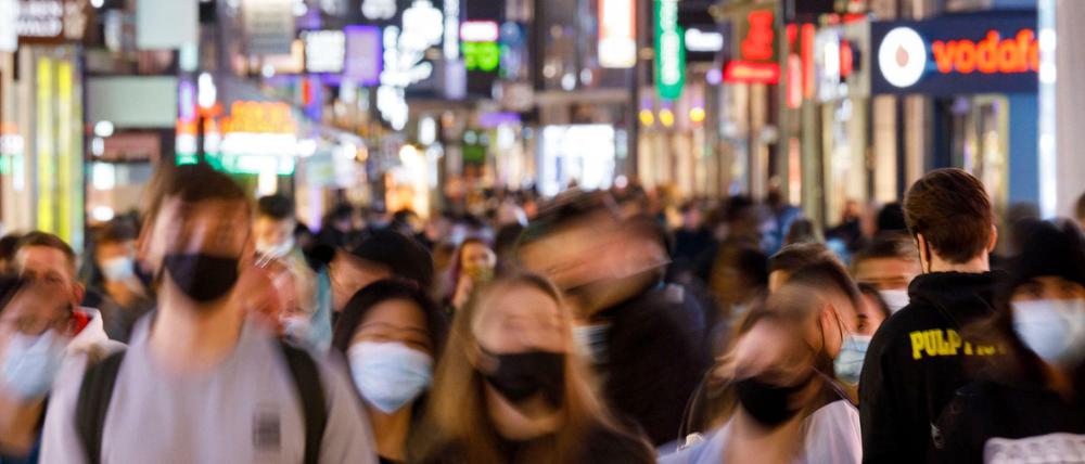 Menschen tragen Maske in der Innenstadt, Symbolbild. (Archivbild, 13.10.2020)