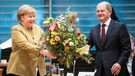 Blumen vom Vizekanzler: Angela Merkel (CDU) mit Olaf Scholz (SPD)