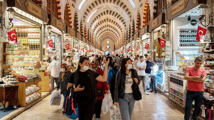Spice Bazaar In Istanbul People visit the small retailers and local vendors inside the Spice Bazaar in Istanbul, Turkey on September 28, 2021. Istanbul Turkey demirtas-notitle210928_npYXy PUBLICATIONxNOTxINxFRA Copyright: xErhanxDemirtasx