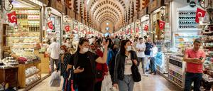 Spice Bazaar In Istanbul People visit the small retailers and local vendors inside the Spice Bazaar in Istanbul, Turkey on September 28, 2021. Istanbul Turkey demirtas-notitle210928_npYXy PUBLICATIONxNOTxINxFRA Copyright: xErhanxDemirtasx