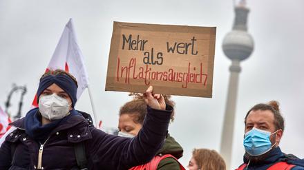 Beschäftigte im öffentlichen Dienst fordern mehr Gehalt. Beim Warnstreik am 17. November demonstrierten nach Gewerkschaftsangaben rund 8000 Menschen (Archivbild).