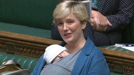 Die Labour-Abgeordnete Stella Creasy mit ihrem neugeborenen Baby im britischen Unterhaus (am 23.9.2021)