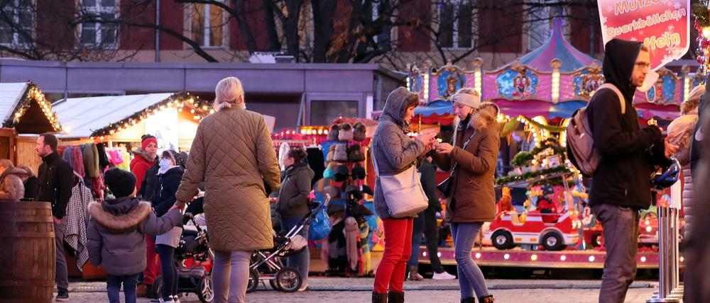 Der Weihnachtsmarkt auf dem Bassinplatz in Potsdam hat am Montag seine Tore geöffnet.