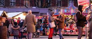 Der Weihnachtsmarkt auf dem Bassinplatz in Potsdam hat am Montag seine Tore geöffnet.