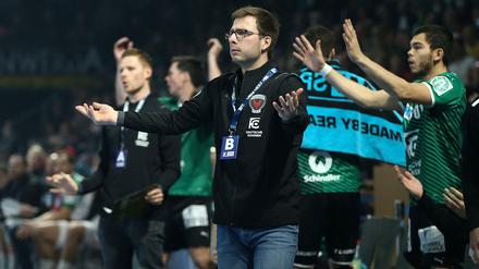 Füchse-Trainer Jaron Siewert fällt es aktuell schwer gelassen zu bleiben.