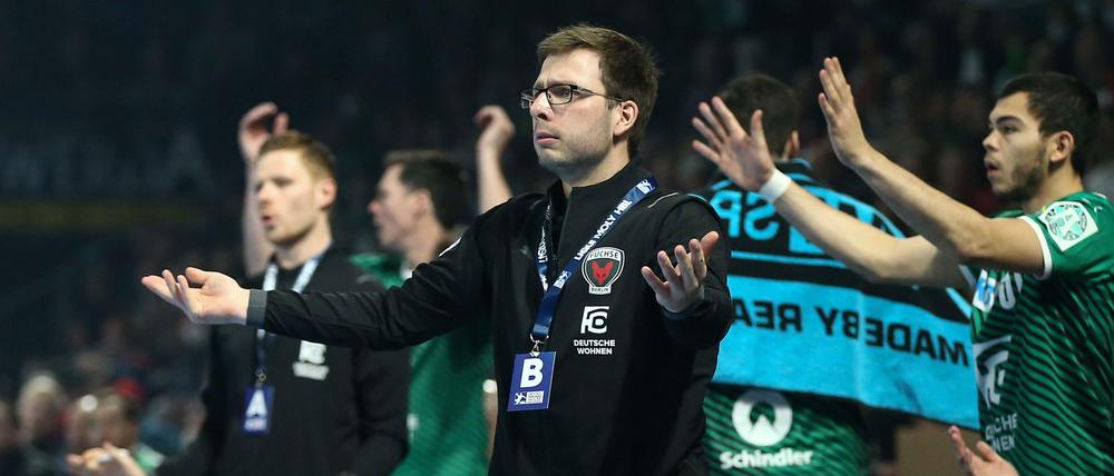 Füchse-Trainer Jaron Siewert fällt es aktuell schwer gelassen zu bleiben.