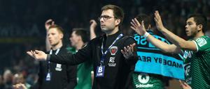 Füchse-Trainer Jaron Siewert fällt es aktuell schwer gelassen zu bleiben.