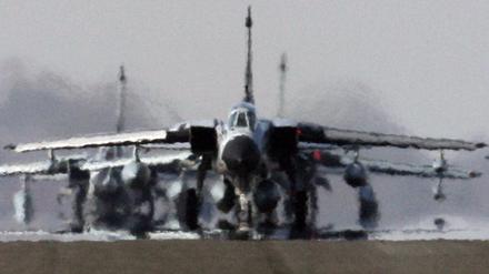 Die neue Koalition muss auch über das Nachfolgemodell für die Tornado-Kampfflugzeuge der Bundeswehr entscheiden - und darüber, ob sie sich weiter an der nuklearen Abschreckung beteiligen.