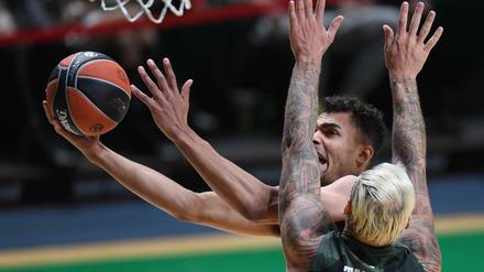 Stop! Janis Timma and Alba's Oscar Da Silva (rechts) kommen sich nah.