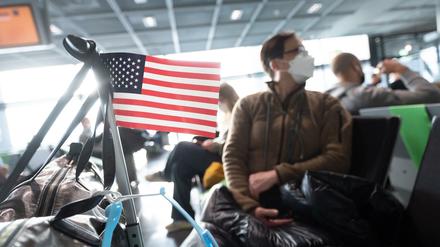 Reisende mit USA-Fähnchen am Flughafen Frankfurt/Main (Archivbild)