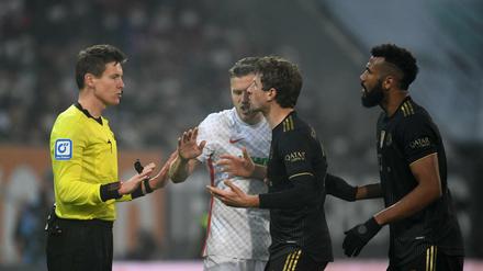 Menno. Die Bayern-Profis Thomas Muller (Mitte rechts) und Eric Maxim Choupo-Moting (ganz rechts) streiten mit Schiedsrichter Daniel Siebert.