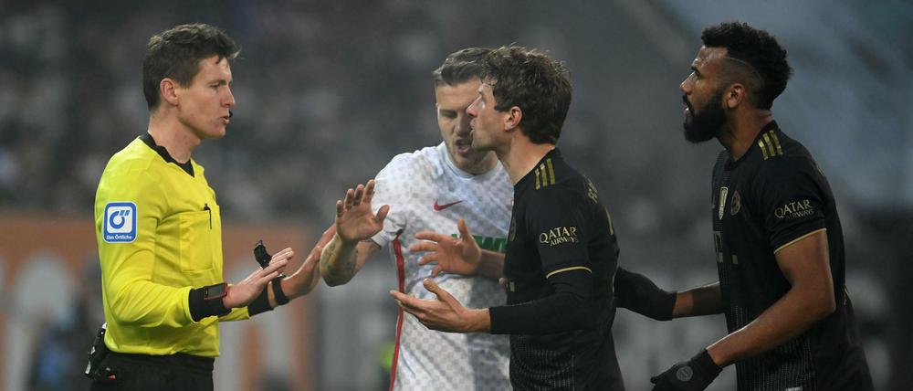 Menno. Die Bayern-Profis Thomas Muller (Mitte rechts) und Eric Maxim Choupo-Moting (ganz rechts) streiten mit Schiedsrichter Daniel Siebert.