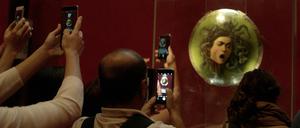 Kunst, die begeistert. Besucher fotografieren "Die Medusa" von Caravaggio.