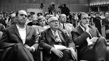 Der Schriftsteller Heinrich Böll, der Soziologie-Professor Theodor Adorno, der einer der Protagonisten von Gisela von Wysockis Bpchern ist ("Wiesengrund" heißt ihr Roman über Adorno) und der Verleger Siegfried Unseld hören am 28.5.1968 bei einer Veranstaltung gegen die Notstandsgesetzgebung im Großen Sendesaal des Hessischen Rundfunks in Frankfurt am Main einem Vortrag zu.