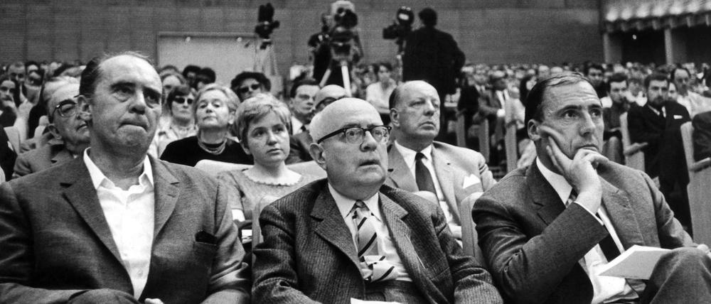 Der Schriftsteller Heinrich Böll, der Soziologie-Professor Theodor Adorno, der einer der Protagonisten von Gisela von Wysockis Bpchern ist ("Wiesengrund" heißt ihr Roman über Adorno) und der Verleger Siegfried Unseld hören am 28.5.1968 bei einer Veranstaltung gegen die Notstandsgesetzgebung im Großen Sendesaal des Hessischen Rundfunks in Frankfurt am Main einem Vortrag zu.