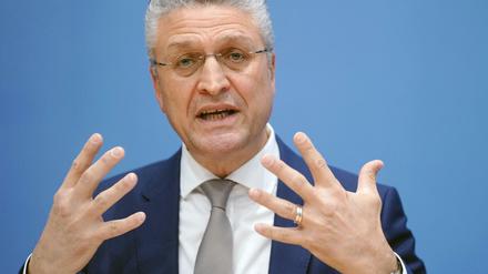 Lothar H. Wieler ist Präsident des Robert-Koch-Instituts (RKI) spricht und gestikuliert mit beiden Händen.