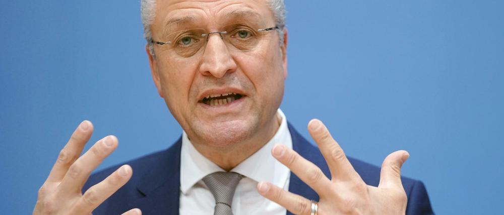 Lothar H. Wieler ist Präsident des Robert-Koch-Instituts (RKI) spricht und gestikuliert mit beiden Händen.