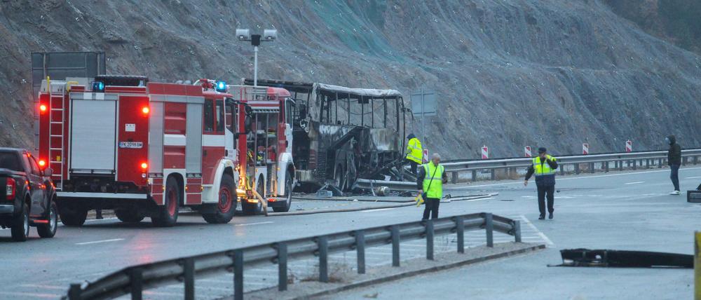 Unfall in Bulgarien: Wrack des ausgebrannten Busses aus der Autobahn