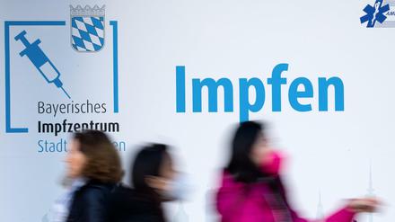 Passanten vor einem Impfzentrum in München