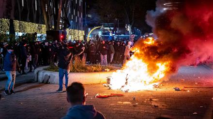 Bei einem Protest gegen die 2G-Politik auf dem Coolsingel in Rotterdam wurde auch ein Roller in Brand gesetzt.