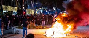 Bei einem Protest gegen die 2G-Politik auf dem Coolsingel in Rotterdam wurde auch ein Roller in Brand gesetzt.