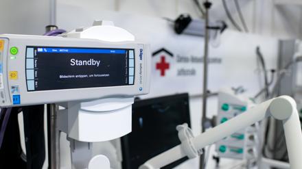 Betten und medizinische Behandlungsgeräte stehen im Intensivbereich des temporären Corona-Behandlungszentrum auf dem Berliner Messegelände. In Halle 26 ist innerhalb weniger Wochen ein Corona-Reservekrankenhaus entstanden. Zunächst könnten dort rund 500 Corona-Infizierte und Covid-19-Patienten isoliert und behandelt werden, falls die Berliner Kliniken an ihre Grenzen stoßen sollten. Insgesamt könnten dort bis zu 1000 Reservebetten entstehen. Die Klinik ist derzeit in einen Bereitschaftsmodus, Personal steht auf Abruf bereit. +++ dpa-Bildfunk +++