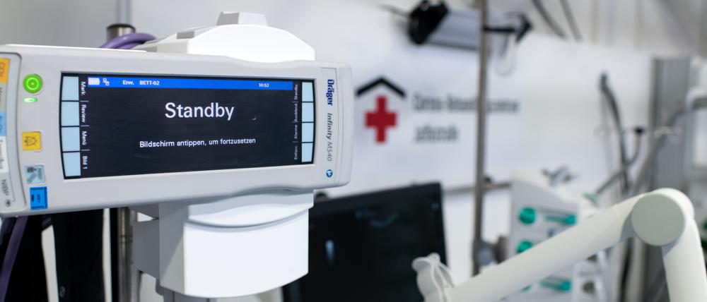 Betten und medizinische Behandlungsgeräte stehen im Intensivbereich des temporären Corona-Behandlungszentrum auf dem Berliner Messegelände. In Halle 26 ist innerhalb weniger Wochen ein Corona-Reservekrankenhaus entstanden. Zunächst könnten dort rund 500 Corona-Infizierte und Covid-19-Patienten isoliert und behandelt werden, falls die Berliner Kliniken an ihre Grenzen stoßen sollten. Insgesamt könnten dort bis zu 1000 Reservebetten entstehen. Die Klinik ist derzeit in einen Bereitschaftsmodus, Personal steht auf Abruf bereit. +++ dpa-Bildfunk +++
