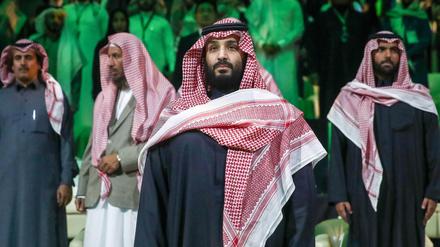 Mohammed bin Salman (M.) wird für den Mord an Jamal Khashoggi verantwortlich gemacht. Der Kronprinz weist den Vorwurf zurück.