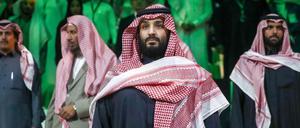 Mohammed bin Salman (M.) wird für den Mord an Jamal Khashoggi verantwortlich gemacht. Der Kronprinz weist den Vorwurf zurück.