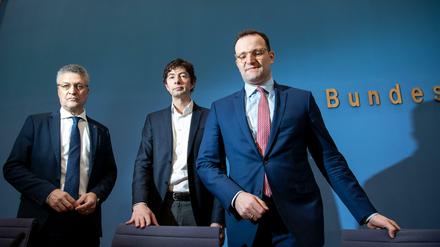 Christian Drosten und Lothar Wieler neben Gesundheitsminister Jens Spahn (CDU). Immer wieder versuchten Forscher sich bei der Politik Gehör zu verschaffen. Mit mäßigem Erfolg.