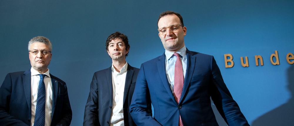 Christian Drosten und Lothar Wieler neben Gesundheitsminister Jens Spahn (CDU). Immer wieder versuchten Forscher sich bei der Politik Gehör zu verschaffen. Mit mäßigem Erfolg.