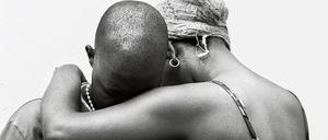 Diese Aufnahme von Zanele Muholi trägt den Titel „Comfort“ (Trost). Sie entstand 2003 bei einer der vielen Beerdigungen von Mitgliedern der queeren Gemeinschaft.