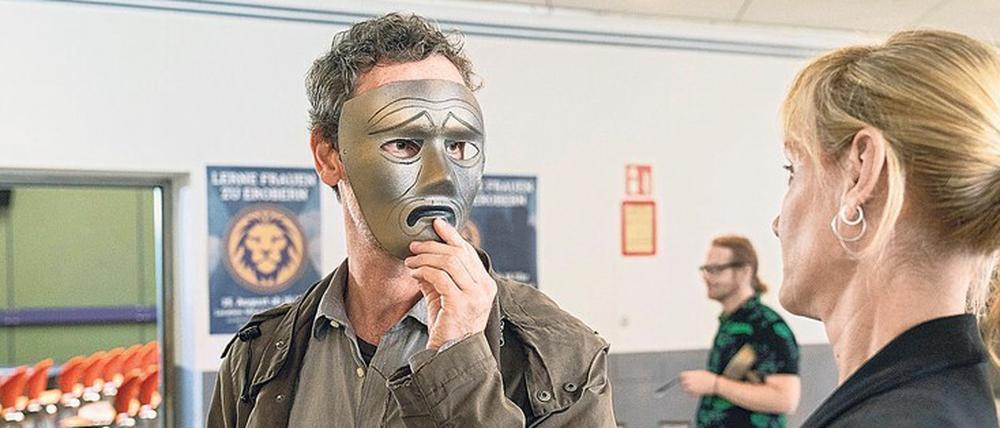 Hinter einer Maske ist gut aufreißen. Die Kommissare Peter Faber (Jörg Hartmann) und Martina Bönisch (Anna Schudt) besuchen inkognito ein „Pick up“-Seminar. 
