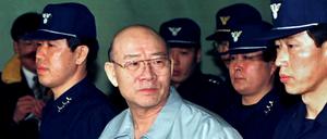 Südkoreas früherer Machthaber Chun Doo Hwan im Jahr 1996 auf dem Weg zum Gericht