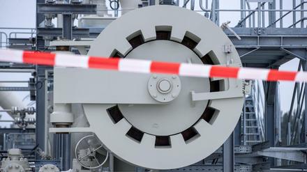 Ein rot-weißes Absperrband hängt vor der sogenannten "Molchstation" in der Gasanlandestation von Nord Stream 2.