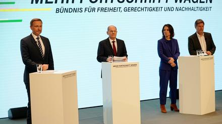 Die Ampelparteien stellen auf einer Pressekonferenz den gemeinsamen Koalitionsvertrag für die künftige Bundesregierung vor.