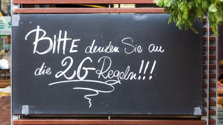 Ein Schild erinnert an die 2G Regeln.