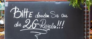 Ein Schild erinnert an die 2G Regeln.