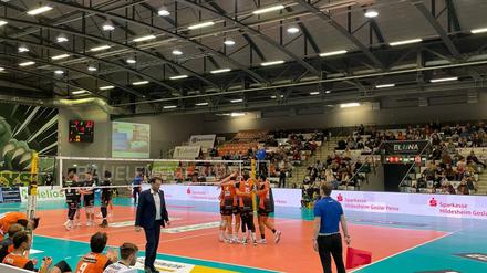 So sah das aus. Die Volleys jubeln in der Halle von Hildesheim. 