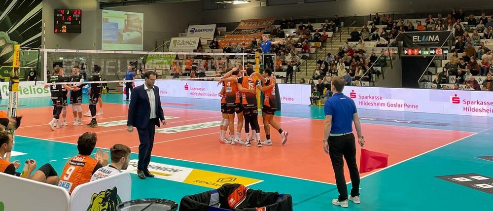 So sah das aus. Die Volleys jubeln in der Halle von Hildesheim.