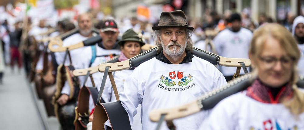 Die sogenannten Freiheitstrychler gehören in der Schweiz zu den stärksten Gegnern des Covid-19-Gesetzes.